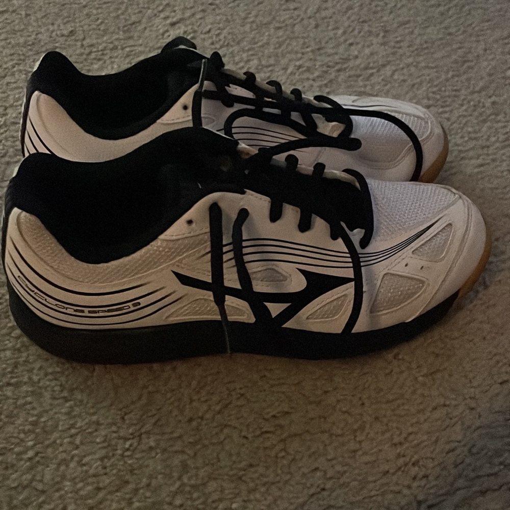 Size 7 Girls Mizuno volleyball shoes.